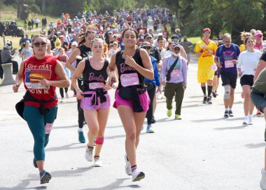 San Francisco, CA - 19 Mayıs 2024: Geleneksel Bay to Breakers yarışına katılanlar Golden Gate parkından geçecekler. Bay to Breakers, eğlenceli kostümler giyen birçok katılımcısıyla ünlüdür..