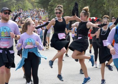 San Francisco, CA - 19 Mayıs 2024: Geleneksel Bay to Breakers yarışına katılanlar Golden Gate parkından geçecekler. Bay to Breakers, eğlenceli kostümler giyen birçok katılımcısıyla ünlüdür..