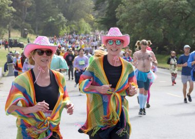 San Francisco, CA - 19 Mayıs 2024: Geleneksel Bay to Breakers yarışına katılanlar Golden Gate parkından geçecekler. Bay to Breakers, eğlenceli kostümler giyen birçok katılımcısıyla ünlüdür..