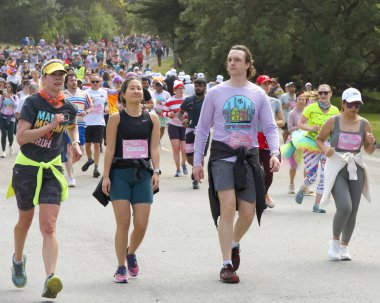 San Francisco, CA - 19 Mayıs 2024: Geleneksel Bay to Breakers yarışına katılanlar Golden Gate parkından geçecekler. Bay to Breakers, eğlenceli kostümler giyen birçok katılımcısıyla ünlüdür..
