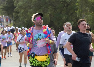 San Francisco, CA - 19 Mayıs 2024: Geleneksel Bay to Breakers yarışına katılanlar Golden Gate parkından geçecekler. Bay to Breakers, eğlenceli kostümler giyen birçok katılımcısıyla ünlüdür..