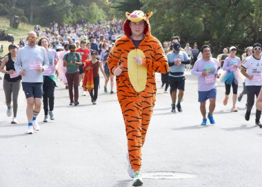 San Francisco, CA - 19 Mayıs 2024: Geleneksel Bay to Breakers yarışına katılanlar Golden Gate parkından geçecekler. Bay to Breakers, eğlenceli kostümler giyen birçok katılımcısıyla ünlüdür..
