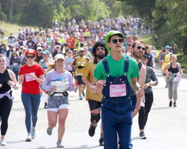 San Francisco, CA - 19 Mayıs 2024: Geleneksel Bay to Breakers yarışına katılanlar Golden Gate parkından geçecekler. Bay to Breakers, eğlenceli kostümler giyen birçok katılımcısıyla ünlüdür..