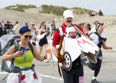 San Francisco, CA - 19 Mayıs 2024: Bitiş çizgisine yaklaşan yıllık Bay to Breakers yarışına katılanlar. Bay to Breakers, eğlenceli kostümler giyen birçok katılımcısıyla ünlüdür..