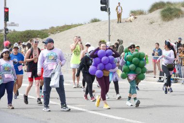 San Francisco, CA - 19 Mayıs 2024: Bitiş çizgisine yaklaşan yıllık Bay to Breakers yarışına katılanlar. Bay to Breakers, eğlenceli kostümler giyen birçok katılımcısıyla ünlüdür..