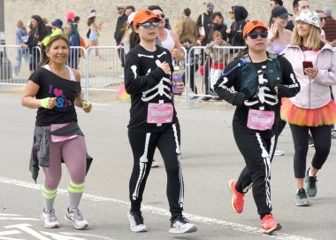 San Francisco, CA - 19 Mayıs 2024: Bitiş çizgisine yaklaşan yıllık Bay to Breakers yarışına katılanlar. Bay to Breakers, eğlenceli kostümler giyen birçok katılımcısıyla ünlüdür..