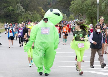 San Francisco, CA - 19 Mayıs 2024: Geleneksel Bay to Breakers yarışına katılanlar Golden Gate parkından geçecekler. Bay to Breakers, eğlenceli kostümler giyen birçok katılımcısıyla ünlüdür..