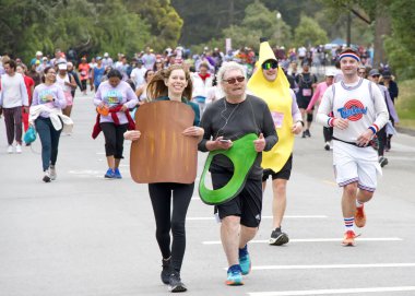San Francisco, CA - 19 Mayıs 2024: Geleneksel Bay to Breakers yarışına katılanlar Golden Gate parkından geçecekler. Bay to Breakers, eğlenceli kostümler giyen birçok katılımcısıyla ünlüdür..