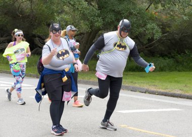 San Francisco, CA - 19 Mayıs 2024: Geleneksel Bay to Breakers yarışına katılanlar Golden Gate parkından geçecekler. Bay to Breakers, eğlenceli kostümler giyen birçok katılımcısıyla ünlüdür..