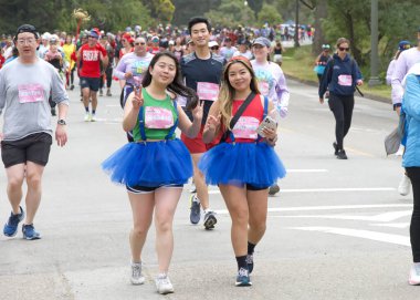 San Francisco, CA - 19 Mayıs 2024: Geleneksel Bay to Breakers yarışına katılanlar Golden Gate parkından geçecekler. Bay to Breakers, eğlenceli kostümler giyen birçok katılımcısıyla ünlüdür..