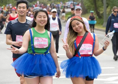 San Francisco, CA - 19 Mayıs 2024: Geleneksel Bay to Breakers yarışına katılanlar Golden Gate parkından geçecekler. Bay to Breakers, eğlenceli kostümler giyen birçok katılımcısıyla ünlüdür..