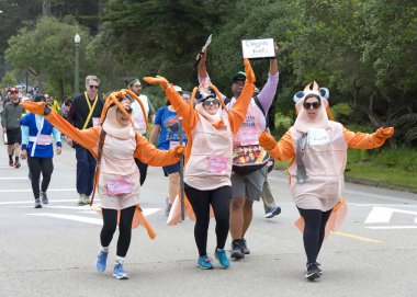 San Francisco, CA - 19 Mayıs 2024: Geleneksel Bay to Breakers yarışına katılanlar Golden Gate parkından geçecekler. Bay to Breakers, eğlenceli kostümler giyen birçok katılımcısıyla ünlüdür..