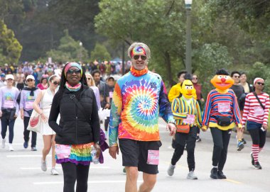 San Francisco, CA - 19 Mayıs 2024: Geleneksel Bay to Breakers yarışına katılanlar Golden Gate parkından geçecekler. Bay to Breakers, eğlenceli kostümler giyen birçok katılımcısıyla ünlüdür..