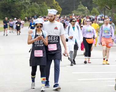 San Francisco, CA - 19 Mayıs 2024: Geleneksel Bay to Breakers yarışına katılanlar Golden Gate parkından geçecekler. Bay to Breakers, eğlenceli kostümler giyen birçok katılımcısıyla ünlüdür..