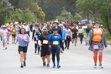 San Francisco, CA - 19 Mayıs 2024: Geleneksel Bay to Breakers yarışına katılanlar Golden Gate parkından geçecekler. Bay to Breakers, eğlenceli kostümler giyen birçok katılımcısıyla ünlüdür..