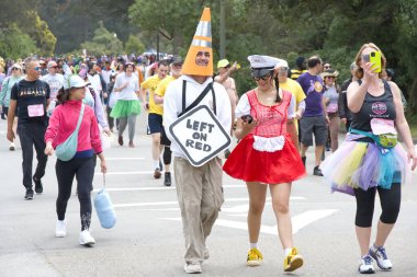 San Francisco, CA - 19 Mayıs 2024: Geleneksel Bay to Breakers yarışına katılanlar Golden Gate parkından geçecekler. Bay to Breakers, eğlenceli kostümler giyen birçok katılımcısıyla ünlüdür..