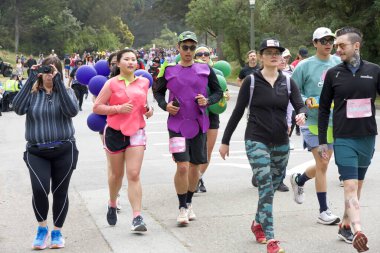 San Francisco, CA - 19 Mayıs 2024: Geleneksel Bay to Breakers yarışına katılanlar Golden Gate parkından geçecekler. Bay to Breakers, eğlenceli kostümler giyen birçok katılımcısıyla ünlüdür..