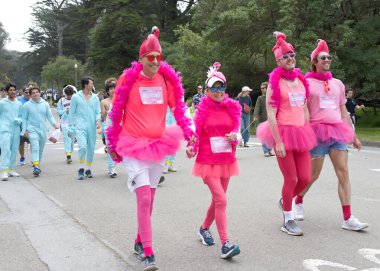 San Francisco, CA - 19 Mayıs 2024: Geleneksel Bay to Breakers yarışına katılanlar Golden Gate parkından geçecekler. Bay to Breakers, eğlenceli kostümler giyen birçok katılımcısıyla ünlüdür..