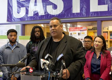 Oakland, CA - 22 Mayıs 2024: Ray Bobbit, AASEG 'in kurucu ve yönetici üyesi, Kolezyum mülkiyet planlarıyla ilgili bir basın toplantısında konuştu