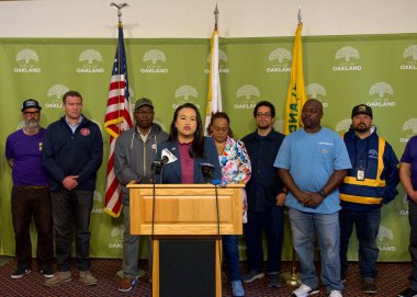Oakland, CA - 23 Mayıs 2024: Oakland Belediye Başkanı Sheng Thao bir basın toplantısında şehir için yaklaşan bütçe teklifini sundu.