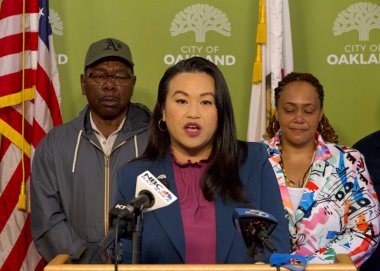 Oakland, CA - 23 Mayıs 2024: Oakland Belediye Başkanı Sheng Thao bir basın toplantısında şehir için yaklaşan bütçe teklifini sundu.