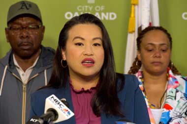 Oakland, CA - 23 Mayıs 2024: Oakland Belediye Başkanı Sheng Thao bir basın toplantısında şehir için yaklaşan bütçe teklifini sundu.