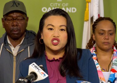 Oakland, CA - 23 Mayıs 2024: Oakland Belediye Başkanı Sheng Thao bir basın toplantısında şehir için yaklaşan bütçe teklifini sundu.