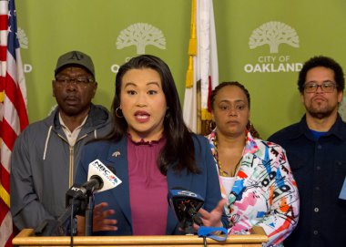 Oakland, CA - 23 Mayıs 2024: Oakland Belediye Başkanı Sheng Thao bir basın toplantısında şehir için yaklaşan bütçe teklifini sundu.