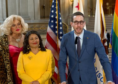 San Francisco, CA - 3 Haziran 2024: Eyalet Senatörü Scott Wiener, 53. Geleneksel Onur Ayı 'nı başlatmak için basın toplantısında konuşuyor. Bu yılın teması, Aşk Feneri. 