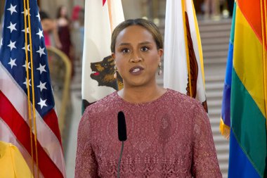 San Francisco, CA - 3 Haziran 2024: Honey Mahogany San Franciscos 53. Geleneksel Onur Ayı 'nı başlatmak için basın toplantısında konuşuyor. Bu yılın teması, Aşk Feneri. 