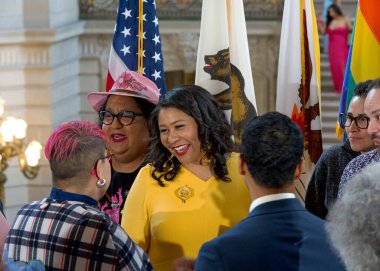 San Francisco, CA - 3 Haziran 2024: Belediye Başkanı London Breed San Franciscos 53. Geleneksel Onur Ayı 'nı başlatmak için basın toplantısına katılanlarla konuşuyor. Bu yılın teması, Aşk Feneri. 