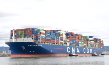 Oakland, CA - 9 Mart 2024: Kargo Gemisi CMA CGM ZEPHYR Oakland Limanı 'na birden fazla römorkörle giriş yapıyor..