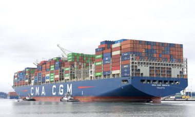 Oakland, CA - 9 Mart 2024: Kargo Gemisi CMA CGM ZEPHYR Oakland Limanı 'na birden fazla römorkörle giriş yapıyor..