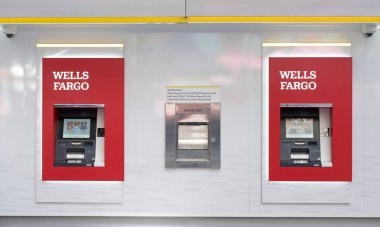 San Francisco, CA - 9 Mayıs 2024: Wells Fargo ATM 'si San Francisco' nun finans bölgesinde bir şubenin önünde..