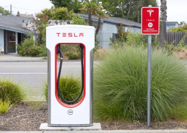 Alameda, CA - 25 Mayıs 2024: Tesla Superşarj istasyonuna yakın çekim. Tesla Superşarj istasyonları, Tesla arabalarının bir saat içinde kanalda hızlı şarj edilmesine izin veriyor..