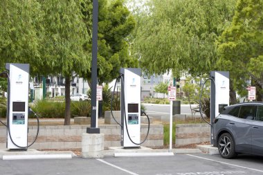 Alameda, CA - 25 Mayıs 2024: Amerika EV şarj istasyonu. ABD 'de bir elektrikli araç DC hızlı şarj istasyonu ağı.