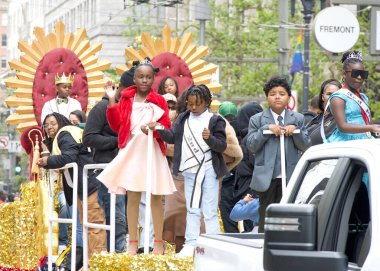 San Francisco, CA - 8 Haziran 2024: Market Caddesi 'nde düzenlenen 2. Haziran Geçit Töreni' nin kimliği belirsiz katılımcıları.