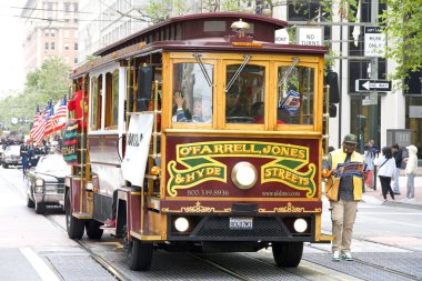 San Francisco, CA - 8 Haziran 2024: Market Caddesi 'nde düzenlenen 2. Haziran Geçit Töreni' nin kimliği belirsiz katılımcıları.