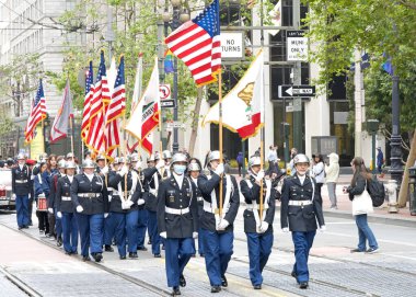 San Francisco, CA - 8 Haziran 2024: Market Caddesi 'nde düzenlenen 2. Haziran Geçit Töreni' nin kimliği belirsiz katılımcıları.