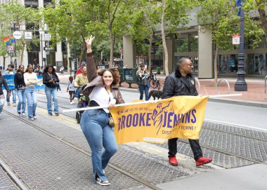San Francisco, CA - 8 Haziran 2024: 2. Geleneksel Haziran Geçit Töreni 'nin kimliği belirsiz katılımcıları. Bölge Savcısı Brooke Jenkins 'in destekçileri ellerinde bir tabela tutuyorlar..