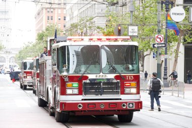 San Francisco, CA - 8 Haziran 2024: Market Caddesi 'nde düzenlenen 2. Haziran Geçit Töreni' nin kimliği belirsiz katılımcıları.