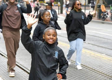 San Francisco, CA - 8 Haziran 2024: Market Caddesi 'nde düzenlenen 2. Haziran Geçit Töreni' nin kimliği belirsiz katılımcıları.