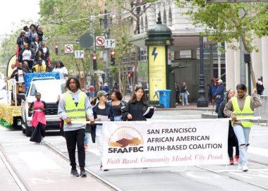 San Francisco, CA - 8 Haziran 2024: Market Caddesi 'nde düzenlenen 2. Haziran Geçit Töreni' nin kimliği belirsiz katılımcıları.