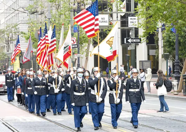 San Francisco, CA - 8 Haziran 2024: Market Caddesi 'nde düzenlenen 2. Haziran Geçit Töreni' nin kimliği belirsiz katılımcıları.