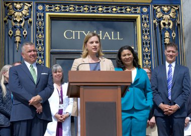 San Francisco, CA - 26 Haziran 2024: CK Contmporary Galerisi 'nden Lauren Ellis, Güvenli, Sağlıklı ve Vibrant SF Bond ölçümü hakkında bir mitingde konuşuyor.