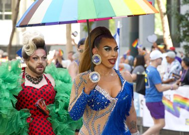 San Francisco, CA - 30 Haziran 2024: 54. Geleneksel Gay Onur Yürüyüşü 'nün kimliği belirsiz katılımcıları piyasaya çıkıyor. Bu yılın teması, Aşk Feneri.