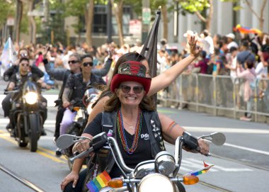 San Francisco, CA - 30 Haziran 2024: Bisikletli Lezbiyenler 54. Eşcinsel Onur Yürüyüşü 'nün açılışını yapıyor. Bu yılın teması, Aşk Feneri.