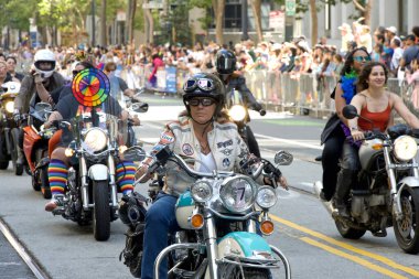 San Francisco, CA - 30 Haziran 2024: Bisikletli Lezbiyenler 54. Eşcinsel Onur Yürüyüşü 'nün açılışını yapıyor. Bu yılın teması, Aşk Feneri.