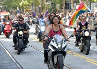 San Francisco, CA - 30 Haziran 2024: Bisikletli Lezbiyenler 54. Eşcinsel Onur Yürüyüşü 'nün açılışını yapıyor. Bu yılın teması, Aşk Feneri.