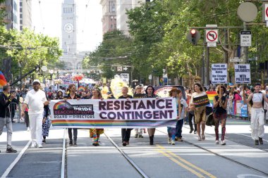San Francisco, CA - 30 Haziran 2024: 54. Geleneksel Gay Onur Yürüyüşü 'nün kimliği belirsiz katılımcıları piyasaya çıkıyor. Bu yılın teması, Aşk Feneri.